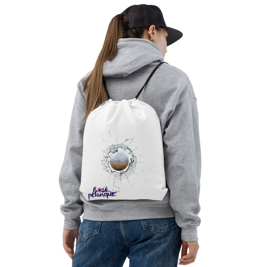 Jeune femme avec sac à cordon.