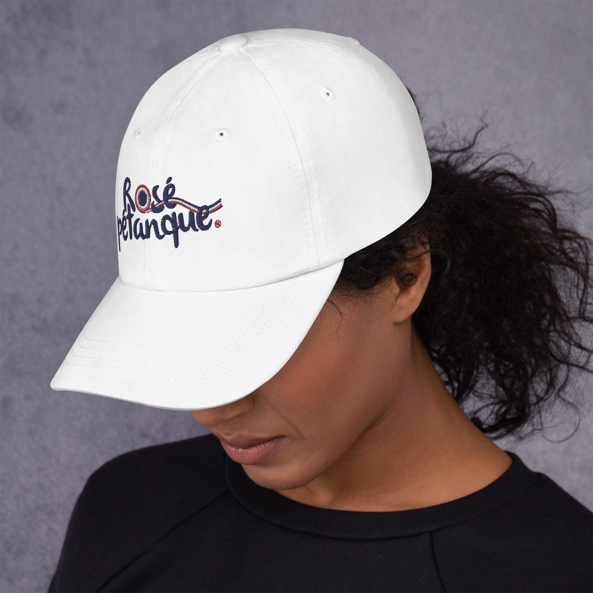 Casquette baseball femme blanche avec logo Rosé Pétanque, vue latérale.