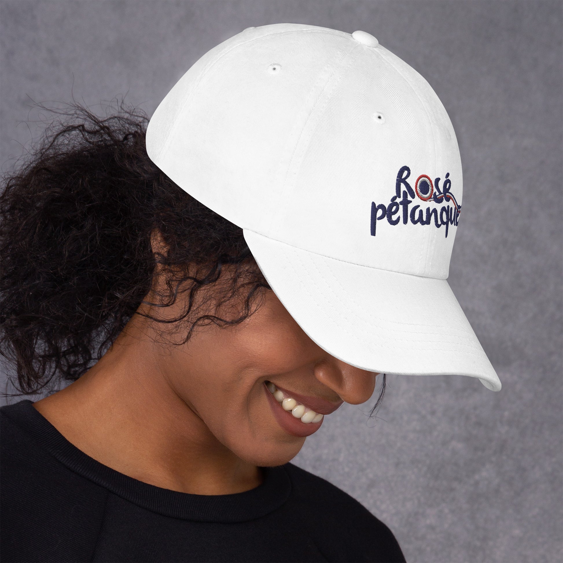 Casquette baseball femme blanche avec logo Rosé Pétanque, vue en angle.